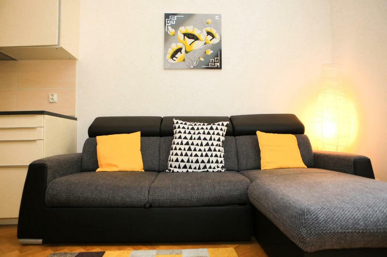 Yellow Apartment Few Steps From Metro プラハ エクステリア 写真