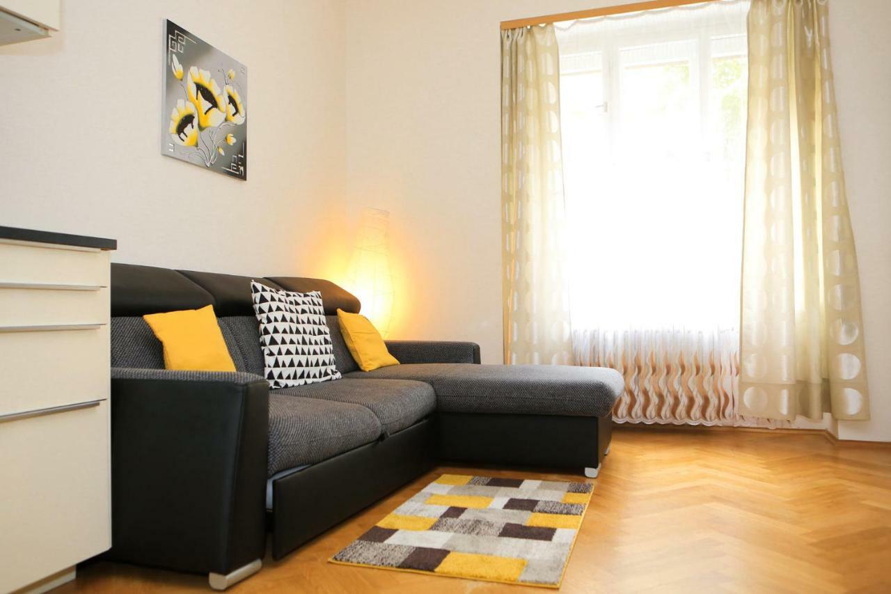 Yellow Apartment Few Steps From Metro プラハ エクステリア 写真