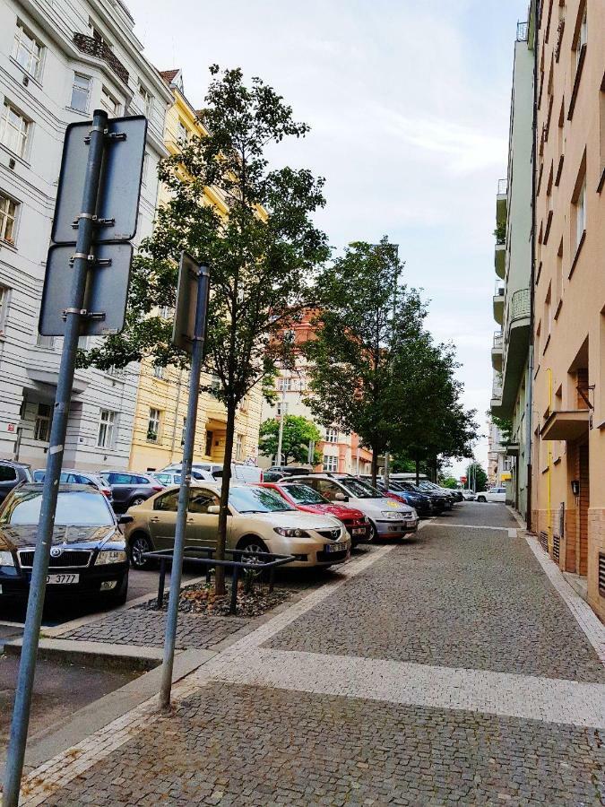 Yellow Apartment Few Steps From Metro プラハ エクステリア 写真