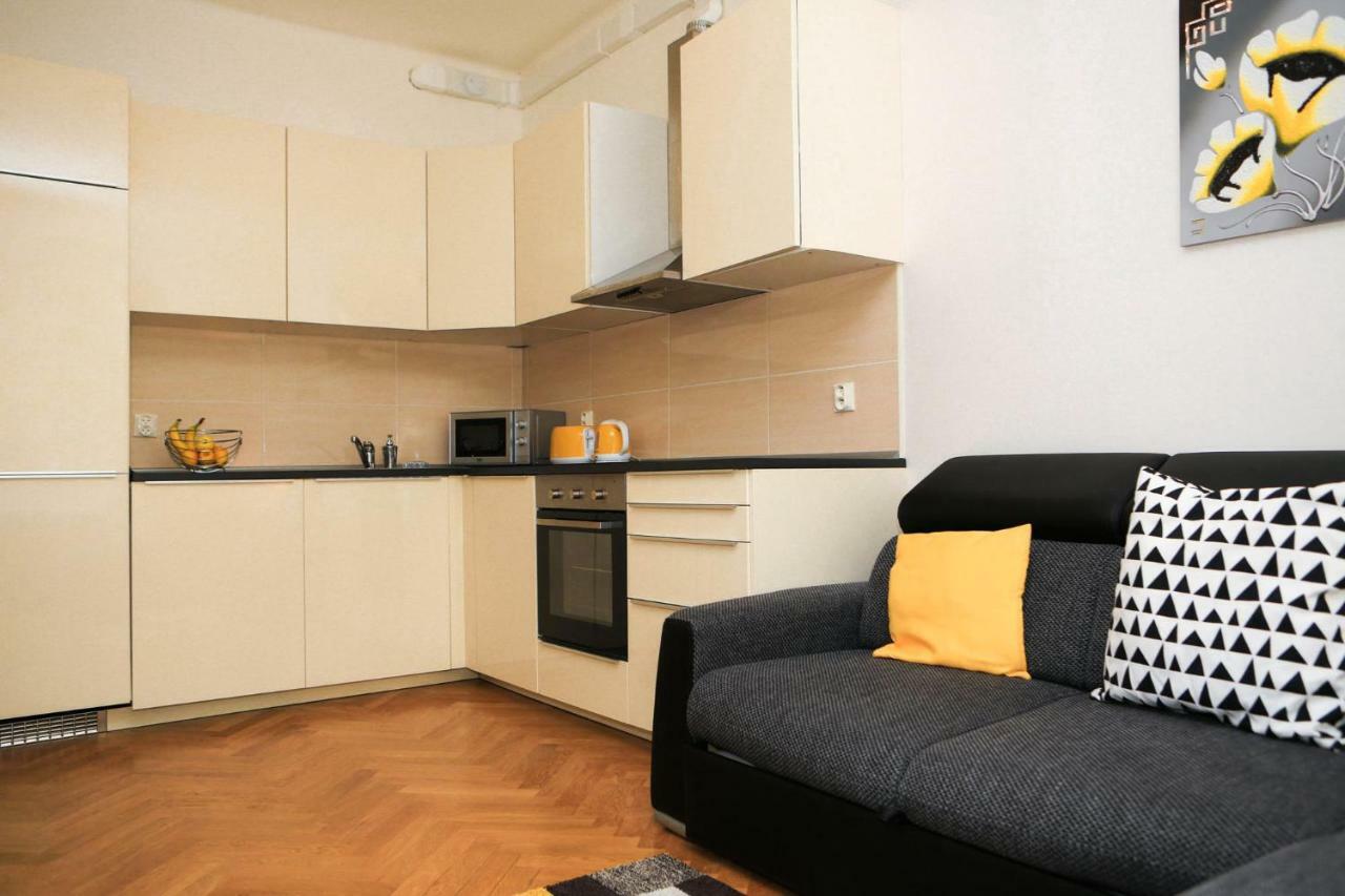 Yellow Apartment Few Steps From Metro プラハ エクステリア 写真